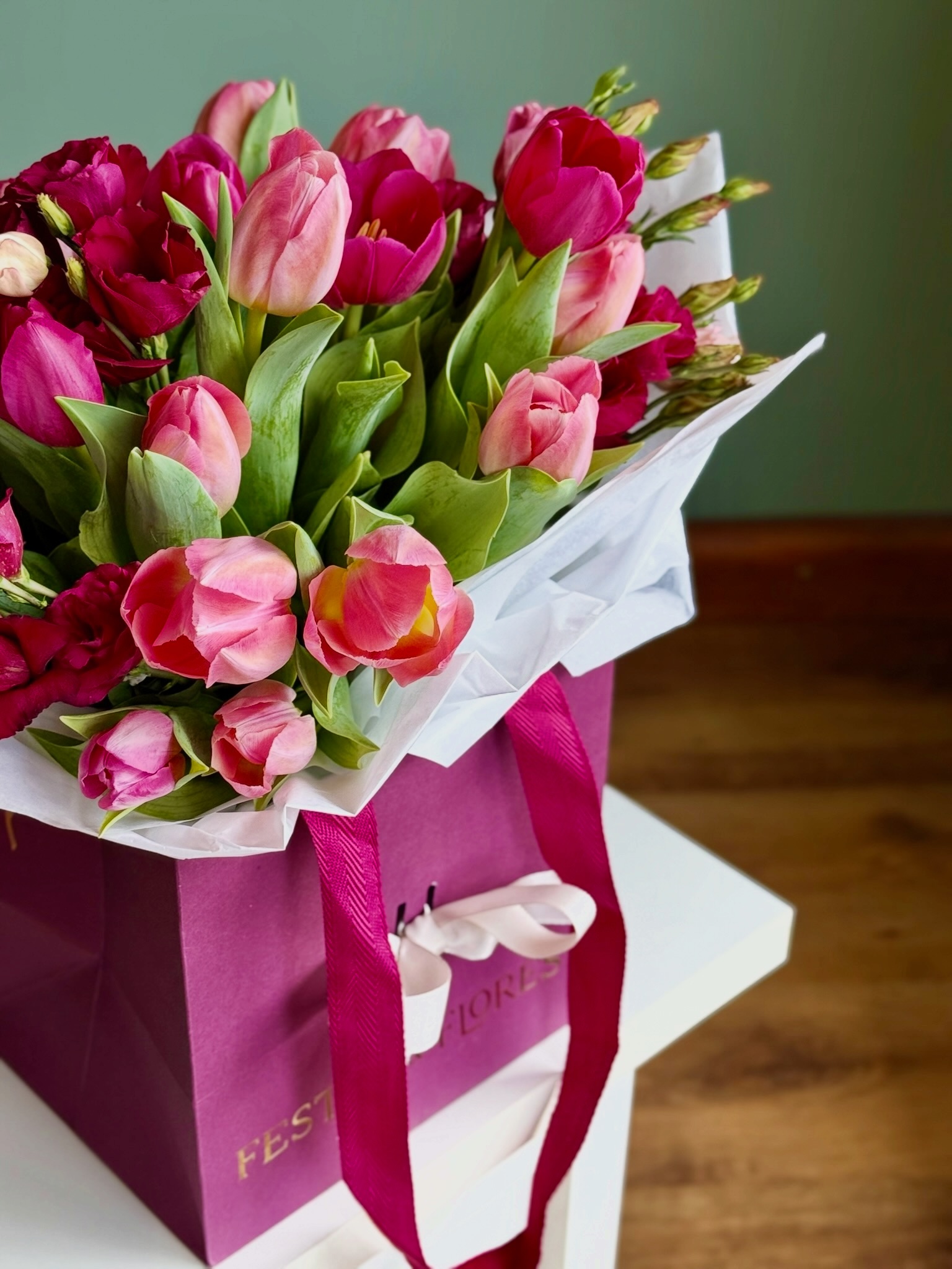 Bouquet com tulipas em uma bag rosa, Festas & Flores