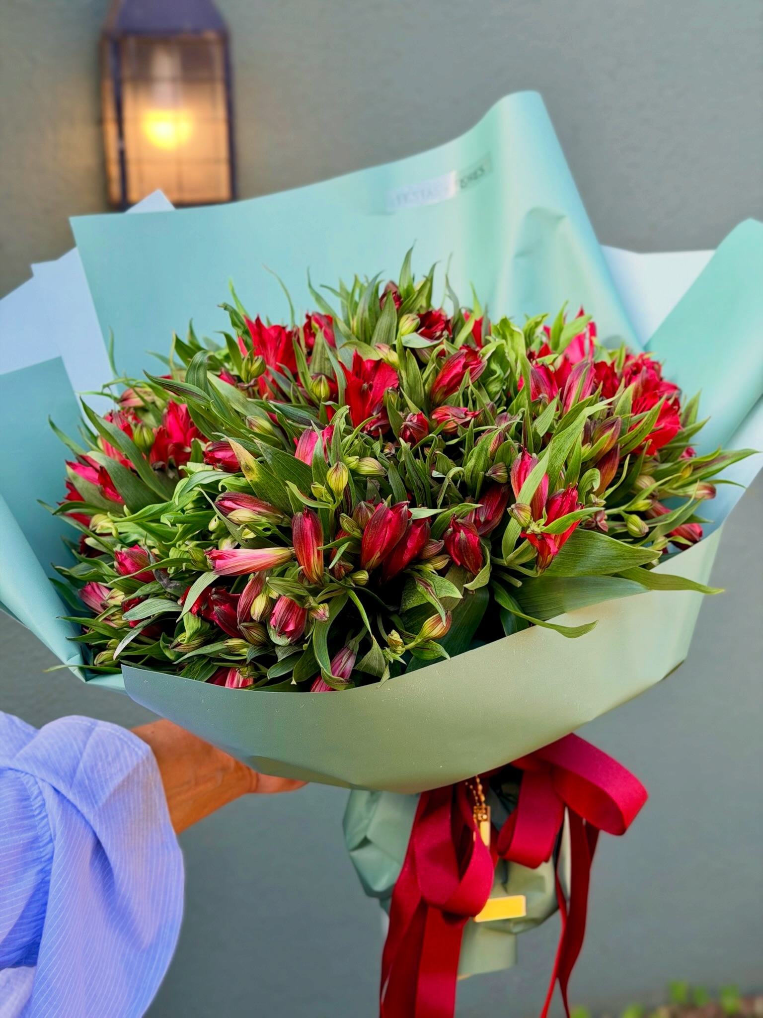 Bouquet de flores vermelhas com embalagem verde, Festas & Flores
