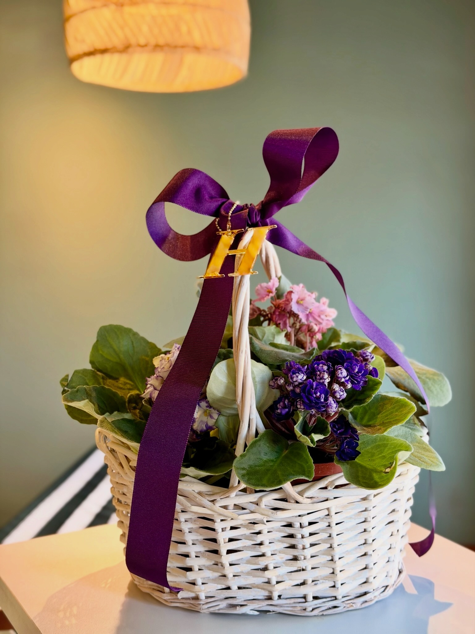 Violetas em uma cesta branca com laço roxo, Festas & Flores