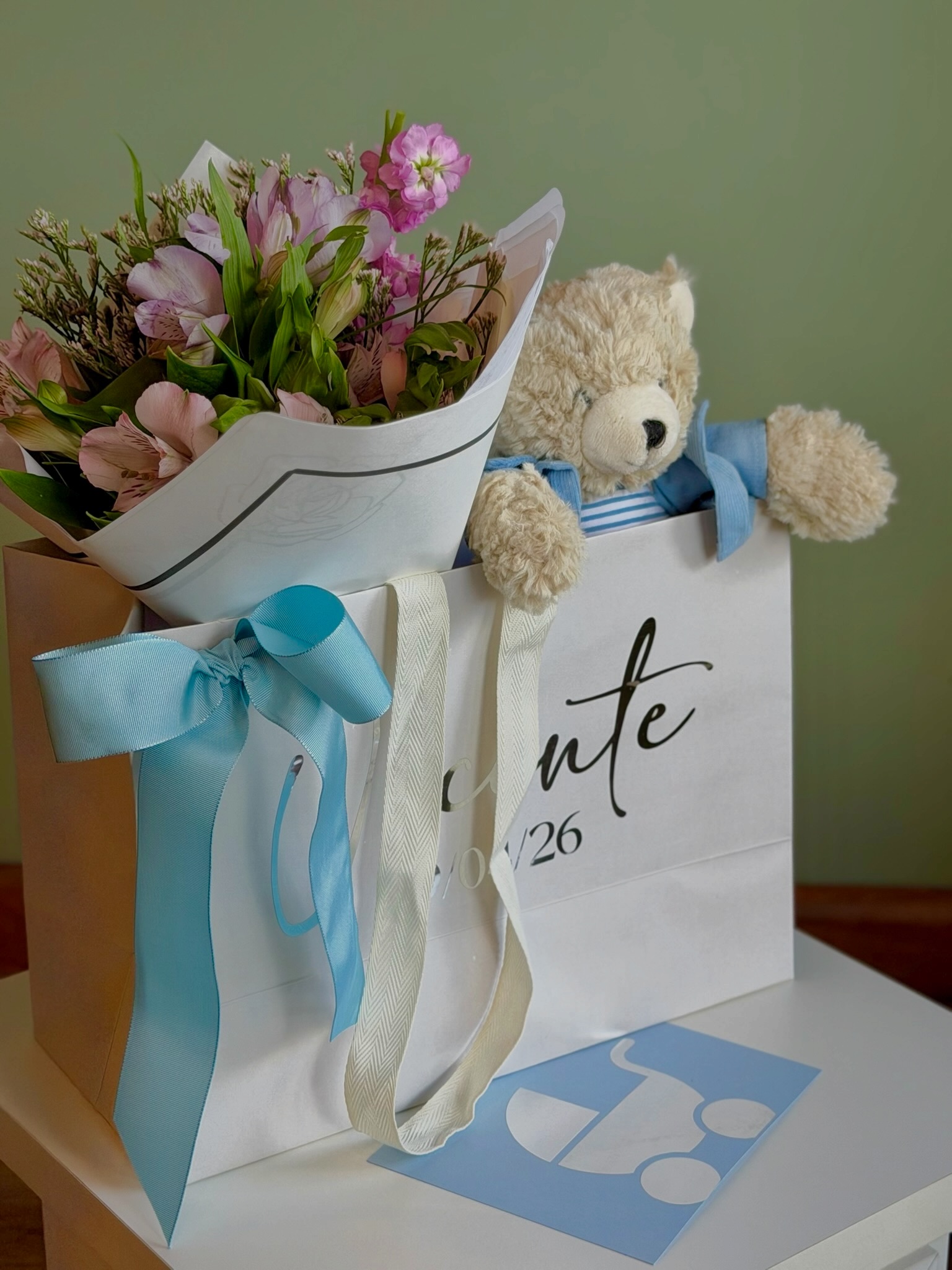 Presente com flores, pelúcia e laço azul, Festas & Flores